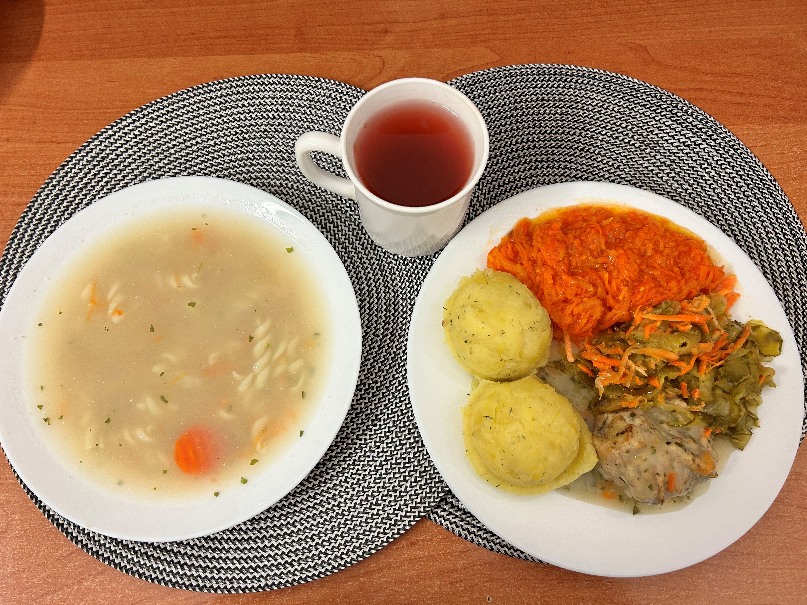 Na zdjęciu znajduje się: Jarzynowa z makaronem dieta, Ziemniaki z tłuszczem gotowane, Pulpet drobiowy, Sos pietruszkowy, Marchew oprószana z olejem, Sałatka szwedzka, Kompot owocowy